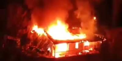 Saimbeyli'de alev alev yanan ev kullanılamaz hale geldi