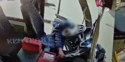 Minibüsten para çalan hırsız kameraya yakalandı