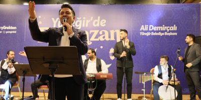 Yüreğir’de Abdurrahman Önül konserine yoğun ilgi