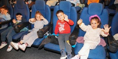 Kreş öğrencileri sinema etkinliğiyle eğlendi