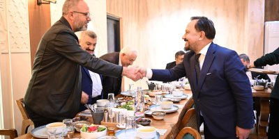 Sarıçam Belediye Başkanı Bilal Uludağ, Eski Belediye Başkanlarıyla İftar Sofrasında Buluştu