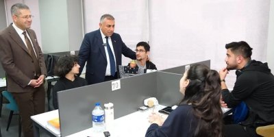 Güngör Geçer kütüphane ve kurs merkezinde öğrencilerle buluştu