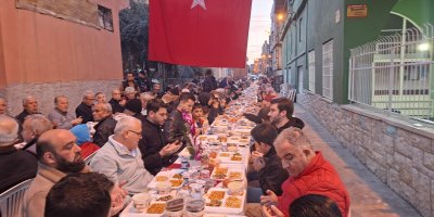 Adana’da örnek uygulama! Cami imamı ve cemaati mahalleliye iftar verdi