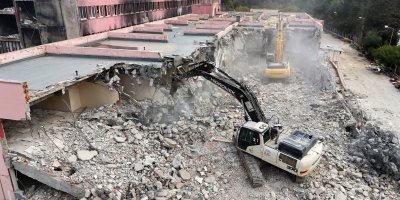 Yangında kullanılamaz hale gelen hastane, 3 yılın ardından yıkılmaya başlandı