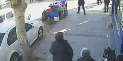 Motosiklet otomobille çarpıştı: 1 kişi yaralandı