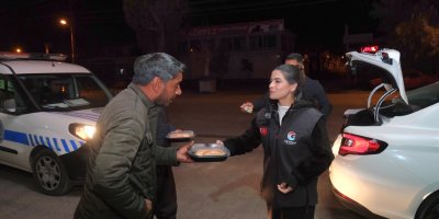 Ceyhan Belediye Başkan Vekili Yıldız, sahurluk ikramları kendi elleriyle dağıttı!