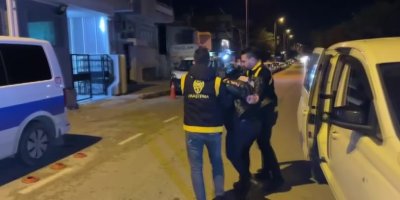 Sopayla sürücünün üzerine yürüyen taksici tutuklandı