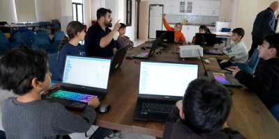 Çukurova'da çocuklar ve gençler teknolojiyle buluşuyor