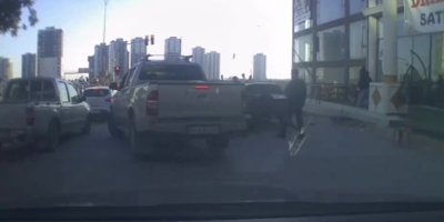 Trafikte tartıştıkları kişinin aracına sopa ve sandalyelerle saldırdılar