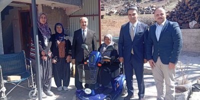 Mahalleli birleşti, engelli kadına akülü tekerlekli sandalye aldı