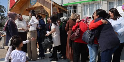 Adana'da ara tatile giren öğrenciler okul bahçesinde bayramlaştı