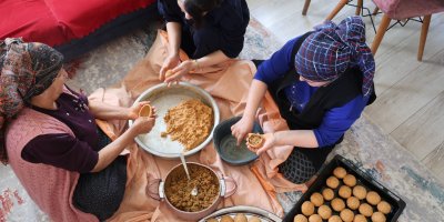 Adana'da bayram sofralarının vazgeçilmezi içli köfte mesaisi başladı