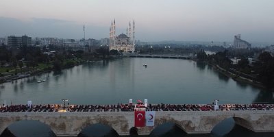 Kızılay'ın geleneksel Taşköprü iftarında binlerce kişi aynı sofrada buluştu