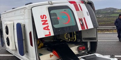 Ceyhan’da ambulans devrildi: 3 sağlık çalışanı yaralandı