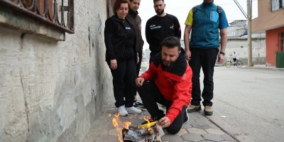Mahallenin bakkal borcunu ödeyip, veresiye defterini yaktı