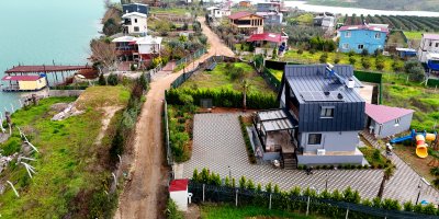 Kaçak yapı gerekçesiyle yıkım kararı verilen göl kenarındaki mahallede protesto