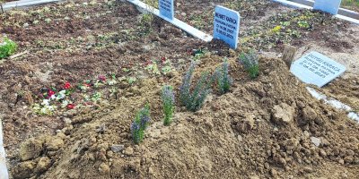 Depremde kaybolan kızını 3 yıl sonra mezarda buldu