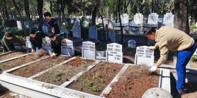 Anneannelerinin öğüdüyle başladılar, binlerce mezarı temizlediler