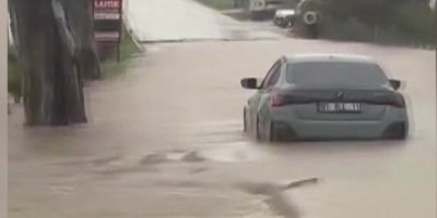 Karataş’ta sağanak hayatı felç etti: Yollar ve tarlalar göle döndü