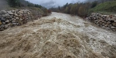 Pozantı’da taşkın tehlikesi: Menfezler temizlendi, ulaşım açıldı