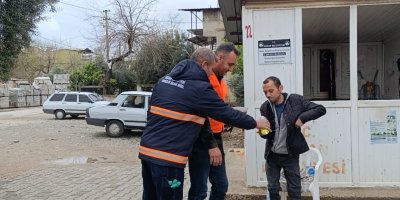 Kozan’da temizlik işçilerinden anlamlı bayramlaşma