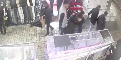 Fiyat sorma bahanesiyle girdi cep telefonu çaldı: "Hoşuma gitti" savunması yaptı