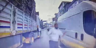 Trafikte dehşet: Tırdaki yolcu bıçakla saldırdı