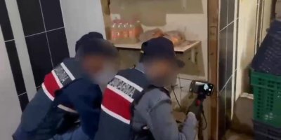 Dekoratif rafın arkasındaki gizli depoda 558 litre sahte içki ele geçirildi