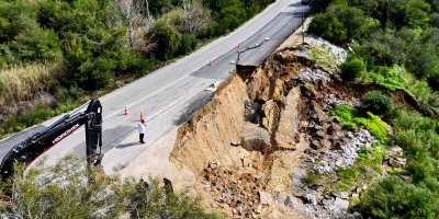 Sarıçam’da toprak kaydı: Yol çöktü, su hattı hasar gördü