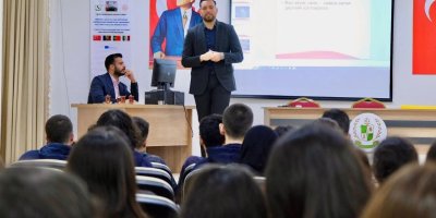 Adana’da öğrencilere ekran bağımlılığı eğitimi verildi