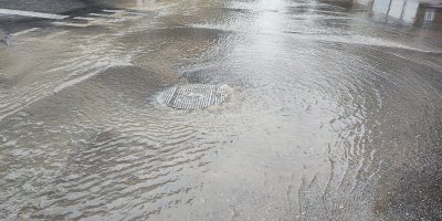 Adana’da içme suyu borusu patladı, cadde göle döndü