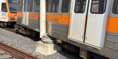 Adana'da raydan çıkan metro vagonu direğe çarptı