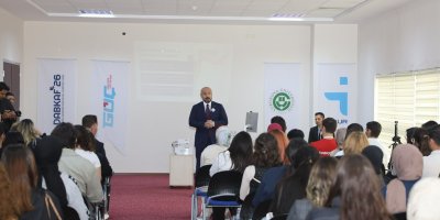 İl Sağlık Müdürü Nacar, gençlere tecrübelerini anlattı