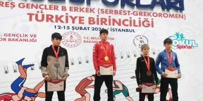 Adanalı güreşçiler Kayseri’de kürsüye çıktı