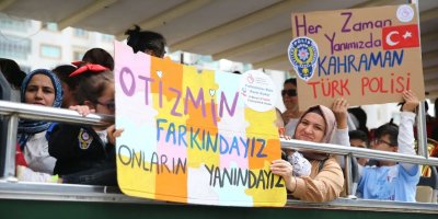 Adana’da otizm farkındalığı için şehir turu