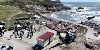 Sahil kenarındaki kaçak yapıların yıkımı sürüyor