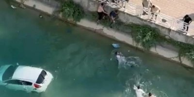 Adana’da otomobil sulamana kanalına düştü