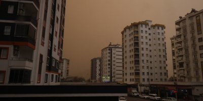 Kozan'da çöl tozu etkili oldu, sağanakla birlikte çamur yağdı