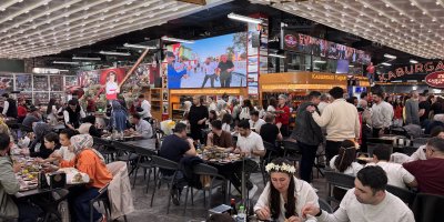 Karnaval esnafın yüzünü güldürdü, kebapçılar doldu taştı