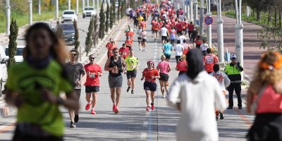Adana’da halk koşusu heyecanı: 770 sporcu parkurda ter döktü