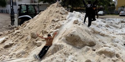 Adana'da nisan ayında çocukların kar topu keyfi