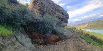 Aladağ’da dev kaya yola yuvarlandı!