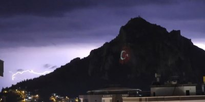 Kozan Kalesi'nde şimşekler görsel şölen oluşturdu