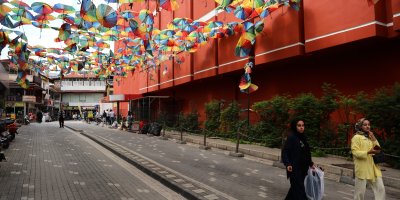 Renkli şemsiyelerle kaplı sokak, harabeye döndü