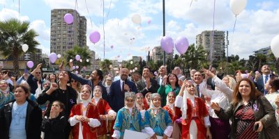 Adana'da gökyüzüne mor balonlar bırakıldı