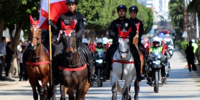 Adana'da polis korteji nefes kesti