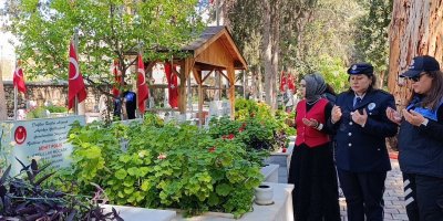 Şehit kızı polisler, babalarını andı