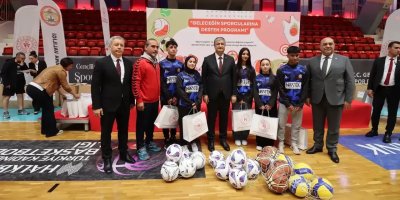 Adana’da genç sporculara ekipman desteği sağlandı