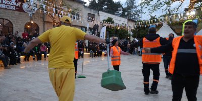 Festival alanını hem temizlediler hem eğlendiler