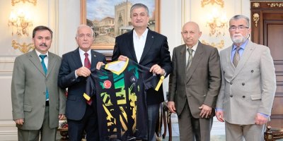 Vali Yavuz’dan 13. Uluslararası Veteranlar Masa Tenisi Turnuvası’na destek